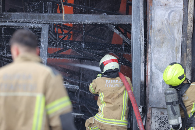 Bursa'da madeni yağ dükkanında yangın: Alevler tüm iş yerini sardı - Resim: 1