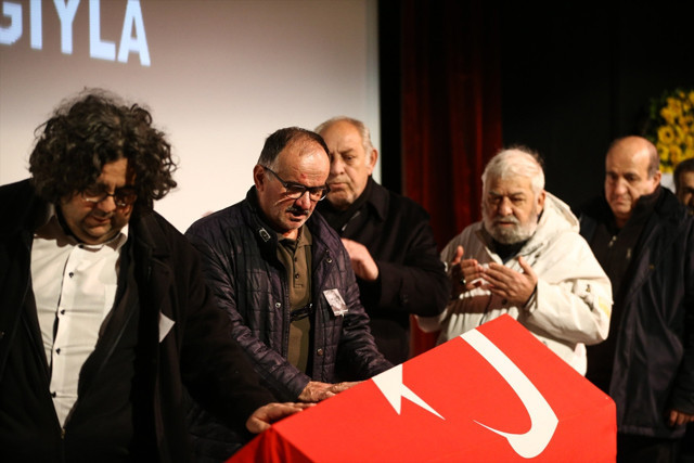 Oyuncu Emin Gümüşkaya için Bursa Devlet Tiyatrosu'nda tören düzenlendi - Resim: 2