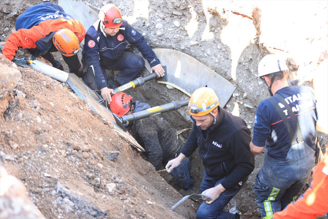 Antalya'da göçük altında kalan işçi 2 saatte kurtarıldı - Resim: 0