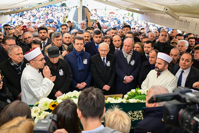 Sanatçı Edip Akbayram son yolculuğuna uğurlandı - Resim: 2