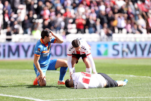 Sivasspor-Göztepe maçında korkutan sakatlıklar! Manaj ve Simic hastaneye kaldırıldı - Resim: 3
