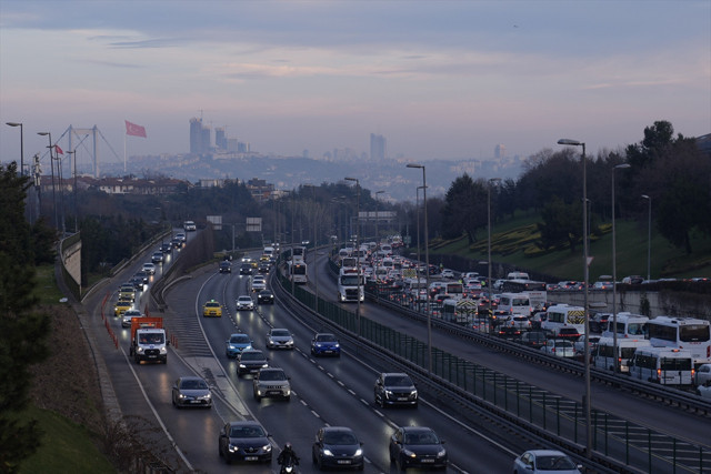 İstanbul'da sabah saatlerinde trafik yoğunluğu oluştu - Resim: 0