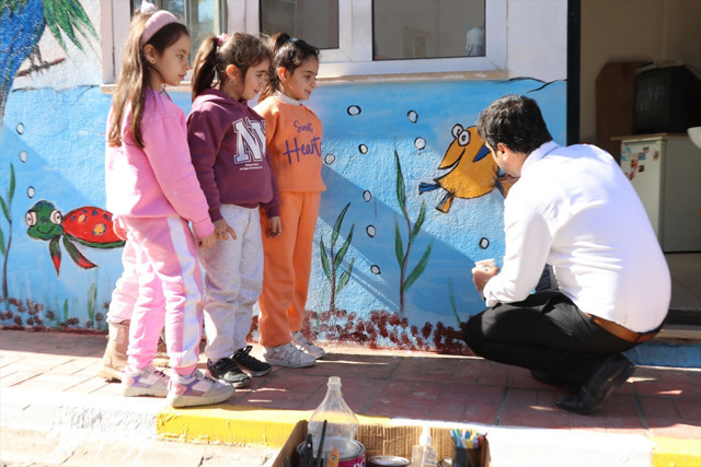 Müdürlüğünü yaptığı okulu adeta sanat galerisine çevirdi - Resim: 2