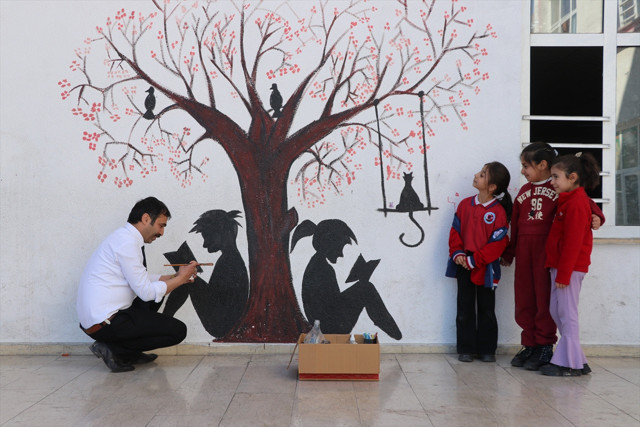 Müdürlüğünü yaptığı okulu adeta sanat galerisine çevirdi - Resim: 1