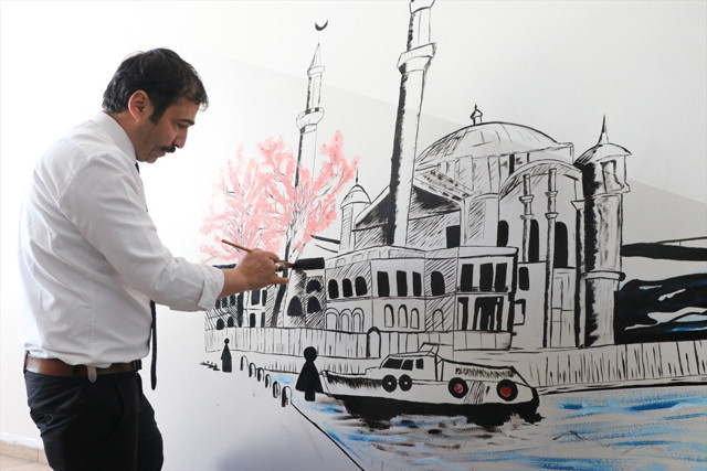 Müdürlüğünü yaptığı okulu adeta sanat galerisine çevirdi - Resim: 0