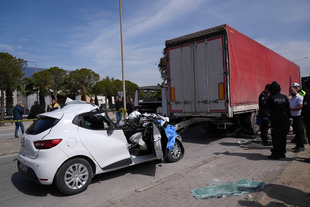 İzmir'de tıra çarpan otomobil sürücüsü öldü - Resim: 0