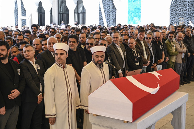 Oyuncu Şinasi Yurtsever İstanbul'da son yolculuğuna uğurlandı - Resim: 3
