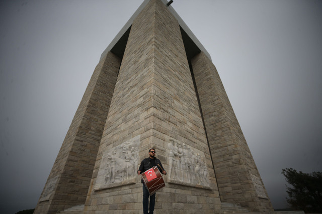 Davul çalarak kilometrelerce yürüdü sebebini böyle anlattı - Resim: 0