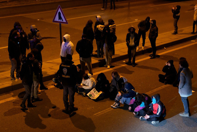Ankara'da izinsiz gösteriye müdahalede bulunan 5 polis yaralandı - Resim: 1