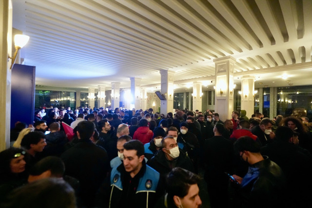 Saraçhane'de izinsiz gösteri yapan grup, camlarını kırdığı İBB binasına girdi - Resim: 0