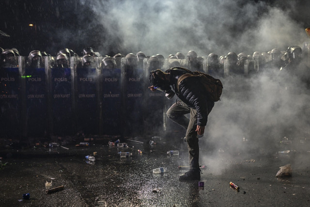 Bakan Yerlikaya açıkladı! İmamoğlu protestolarında 123 polis yaralandı, 1133 kişi gözaltına alındı - Resim: 0
