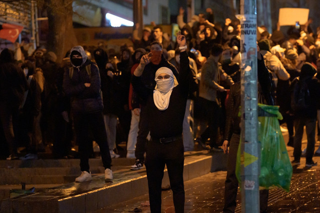 Bakan Yerlikaya açıkladı! İmamoğlu protestolarında 123 polis yaralandı, 1133 kişi gözaltına alındı - Resim: 2