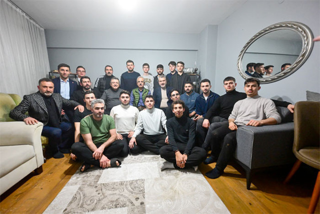 Abdulkadir Uraloğlu üniversiteli gençlerin sahur sofrasına misafir oldu - Resim: 0