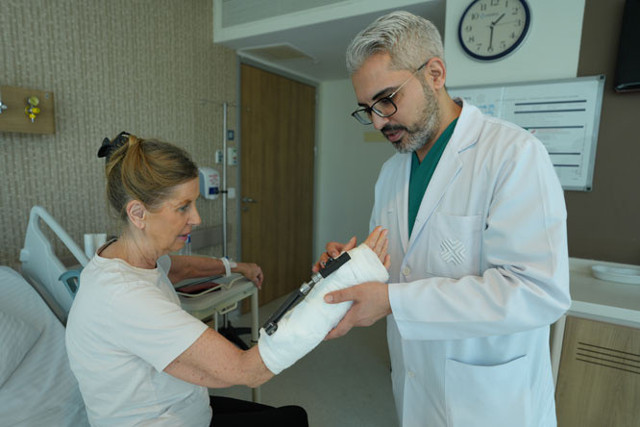 66 yaşında kalçasını ve el bileğini kırdı bir haftada Medipol’de ayağa kalktı - Resim: 0