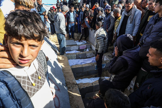İsrail, bayram sabahında 9 Filistinliyi öldürdü namaz kılarken ateş açtılar - Resim: 1