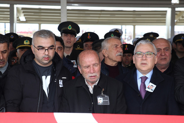 Şehit astsubay son yolculuğuna uğurlandı: Kardeşinin feryatı yürek yaktı - Resim: 1