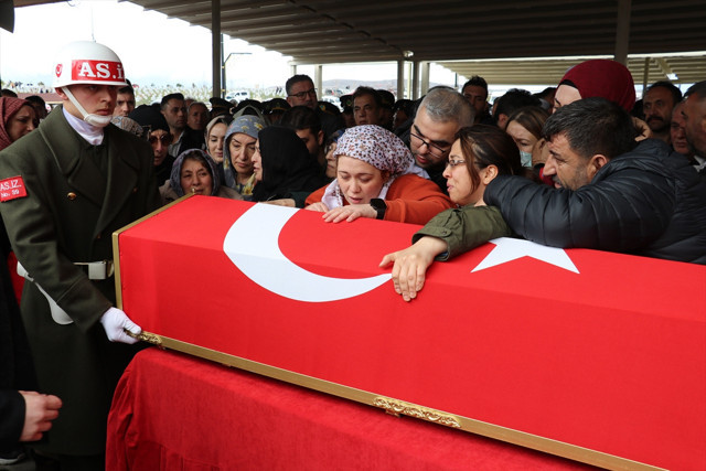 Şehit astsubay son yolculuğuna uğurlandı: Kardeşinin feryatı yürek yaktı - Resim: 0