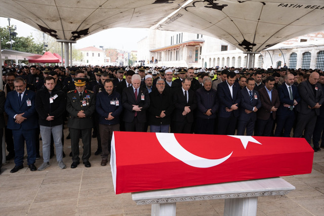Şehit bekçi Uğur Gölçek son yolculuğuna uğurlandı! Babanın acısı yüzünden okundu - Resim: 2