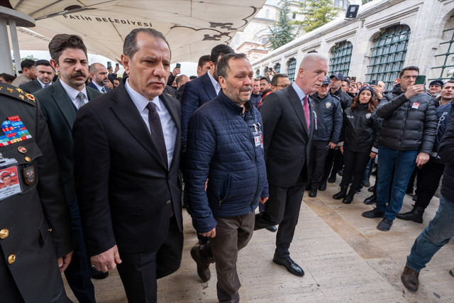 Şehit bekçi Uğur Gölçek son yolculuğuna uğurlandı! Babanın acısı yüzünden okundu - Resim: 0