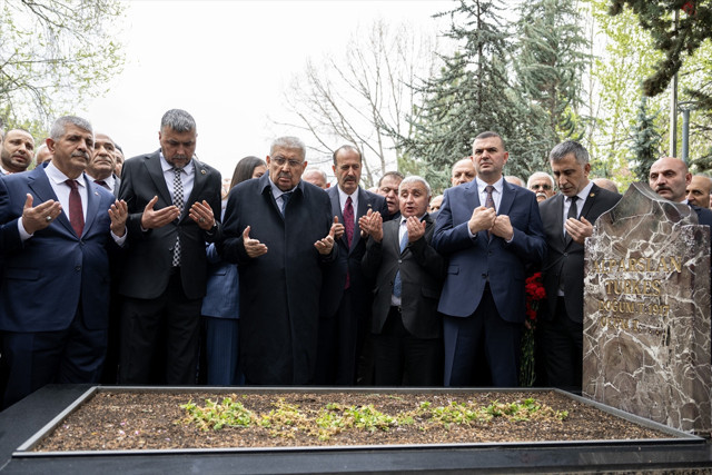 Alparslan Türkeş vefatının 28. yılında kabri başında anıldı - Resim: 0