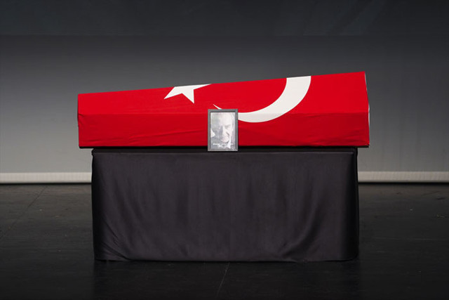 Oyuncu Ahmet Levendoğlu son yolculuğuna uğurlandı ünlü isimler tabutuna omuz attı - Resim: 0