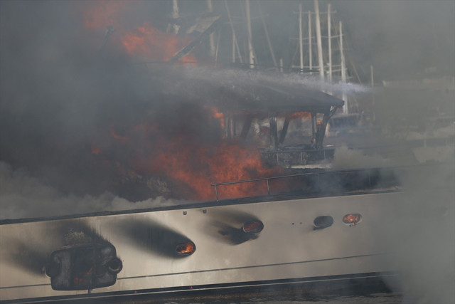 Fethiye'de tekneler yanıyor!Karadan ve denizden müdahale... - Resim: 1