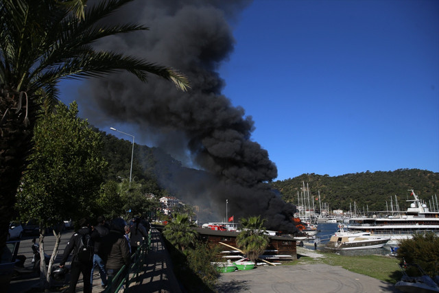 Fethiye'de tekneler yanıyor!Karadan ve denizden müdahale... - Resim: 0