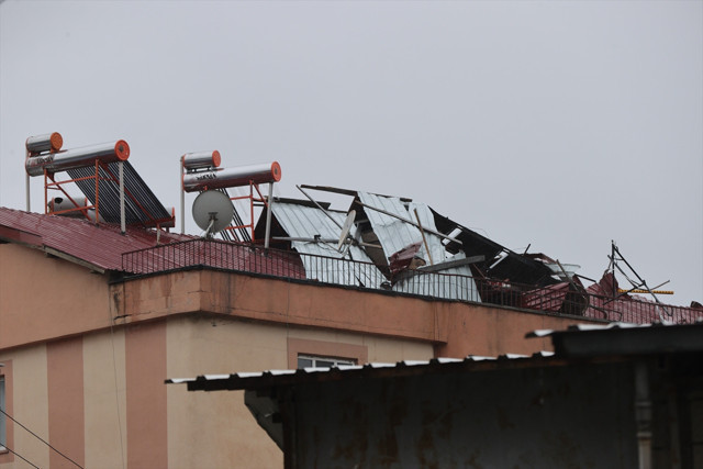 Şiddetli rüzgar kentte hayatı felç etti, çatılar zarar gördü: Vali vatandaşları uyardı - Resim: 3