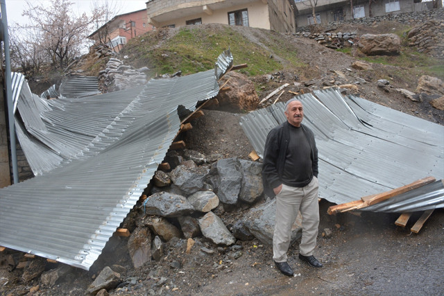 Şiddetli rüzgar kentte hayatı felç etti, çatılar zarar gördü: Vali vatandaşları uyardı - Resim: 2