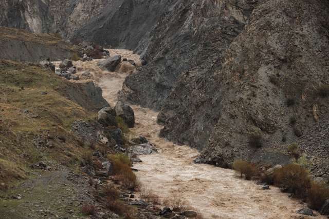 Şiddetli rüzgar kentte hayatı felç etti, çatılar zarar gördü: Vali vatandaşları uyardı - Resim: 0