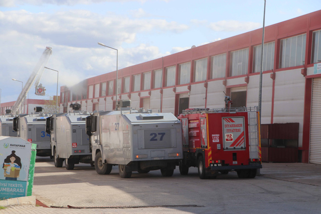 Diyarbakır'da yangın! 3 depoyu alevler sardı - Resim: 0