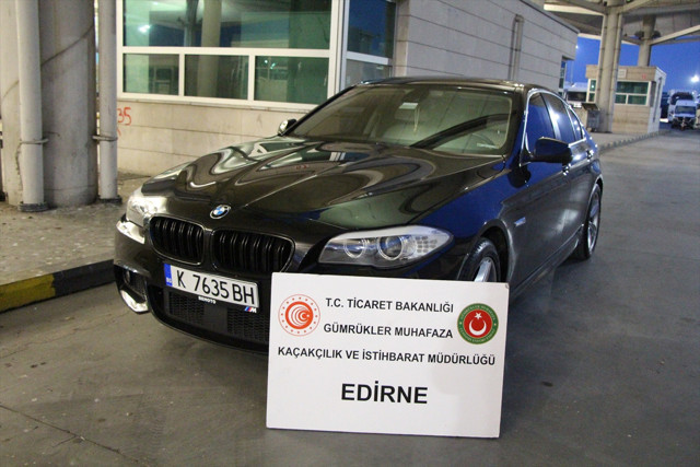Sahte emeklilik belgesiyle Türkiye'ye sokulmak istenen lüks araçlar yakalandı - Resim: 0