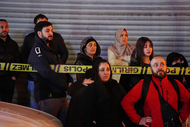 Başakşehir'de iş merkezinde çıkan yangın 4 katlı binaya sıçradı - Resim: 0