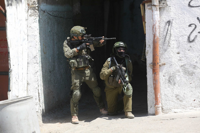 İsrail ordusu, Batı Şeria'da 13 Filistinliyi gözaltına aldı - Resim: 0