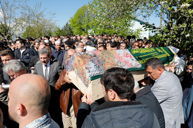 Samsun'da heyelan faciası: Baba ve 2 kızının cenazeleri toprağa verildi - Resim: 1
