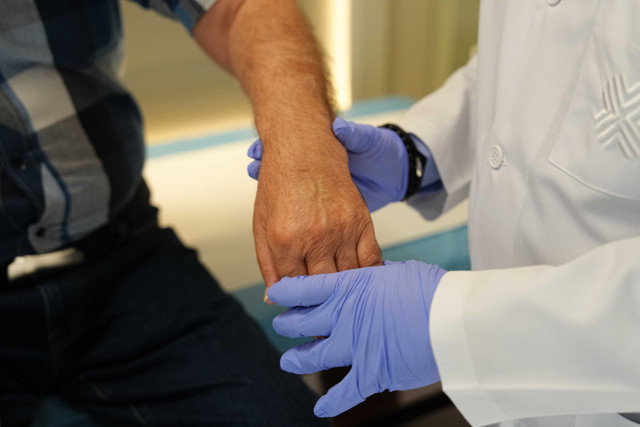 Doğru tedaviyle 80 yaşındaki hastanın kolu kurtarıldı - Resim: 1