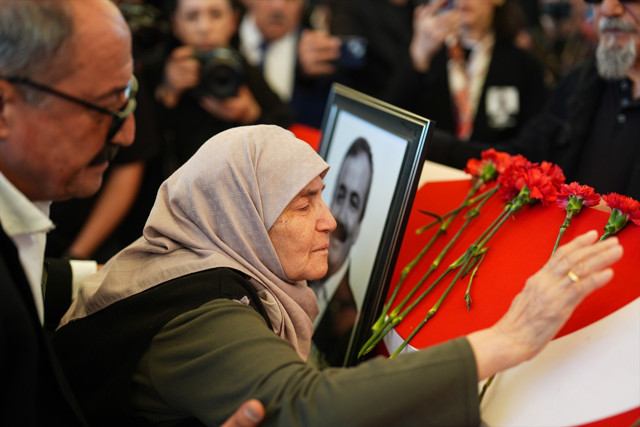 Sırrı Süreyya Önder son yolculuğuna uğurladı - Resim: 0