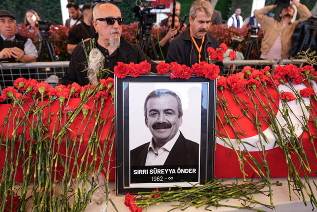 Sırrı Süreyya Önder son yolculuğuna uğurladı - Resim: 2