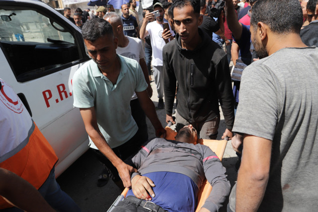 İsrail Gazze'de sivillerin toplandığı caddeyi vurdu! Çok sayıda ölü var - Resim: 0