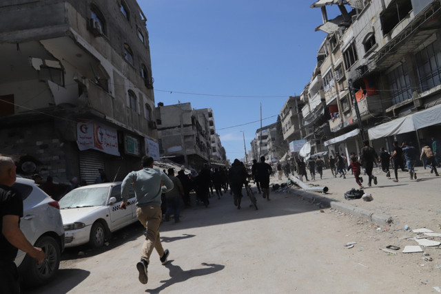 İsrail Gazze'de sivillerin toplandığı caddeyi vurdu! Çok sayıda ölü var - Resim: 2
