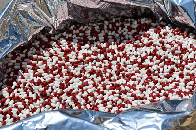 İstanbul'dan uyuşturucu fışkırdı! Ele geçirilenler emniyette sergilendi, Selami Yıldız'dan net mesaj - Resim: 1