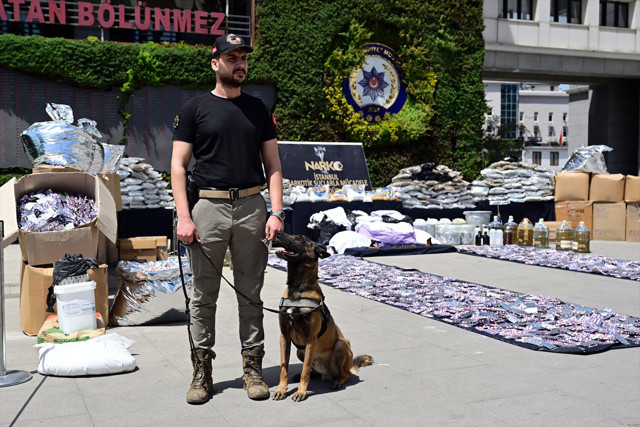İstanbul'dan uyuşturucu fışkırdı! Ele geçirilenler emniyette sergilendi, Selami Yıldız'dan net mesaj - Resim: 2