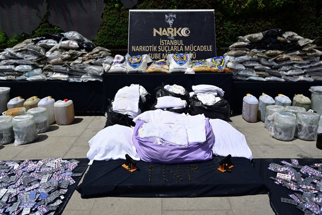 İstanbul'dan uyuşturucu fışkırdı! Ele geçirilenler emniyette sergilendi, Selami Yıldız'dan net mesaj - Resim: 4