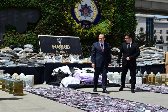 İstanbul'dan uyuşturucu fışkırdı! Ele geçirilenler emniyette sergilendi, Selami Yıldız'dan net mesaj - Resim: 3