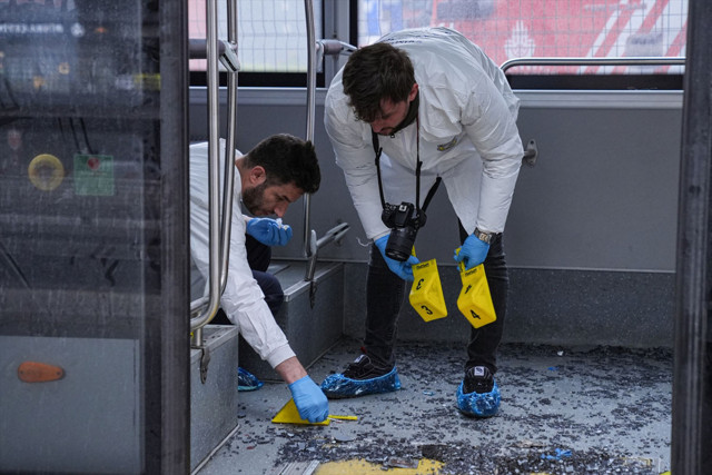 Beylikdüzü'nde durakta bekleyen metrobüse başka bir metrobüs çarptı! 1 ölü, 20 yaralı - Resim: 1