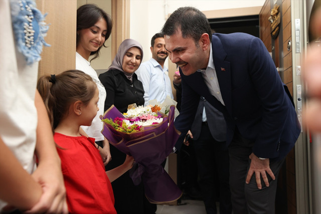 Bakan Murat Kurum, Kahramanmaraş'ta yeni evlerine kavuşan depremzede aileye misafir oldu - Resim: 2