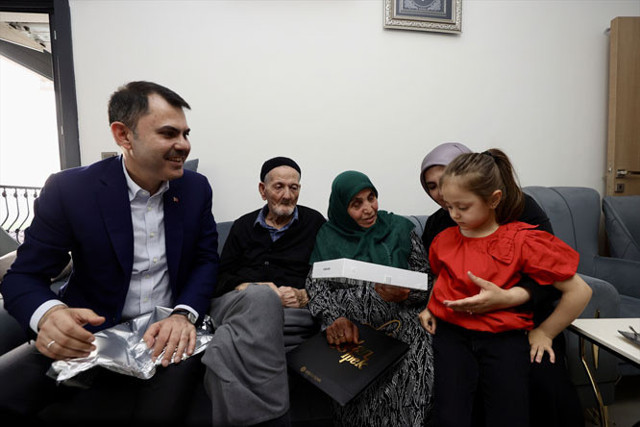 Bakan Murat Kurum, Kahramanmaraş'ta yeni evlerine kavuşan depremzede aileye misafir oldu - Resim: 1