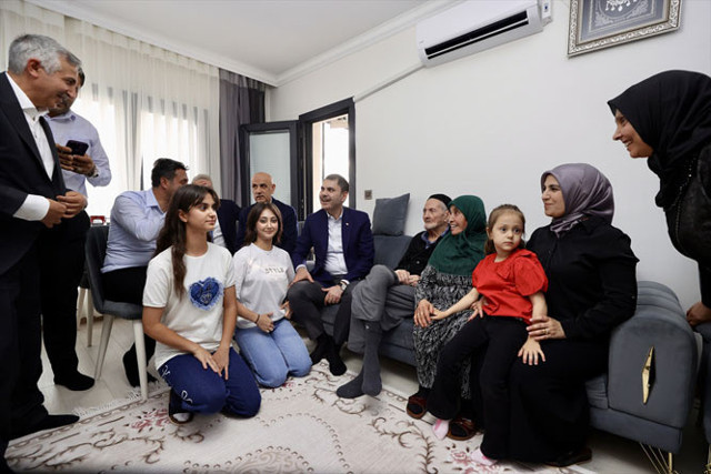 Bakan Murat Kurum, Kahramanmaraş'ta yeni evlerine kavuşan depremzede aileye misafir oldu - Resim: 0