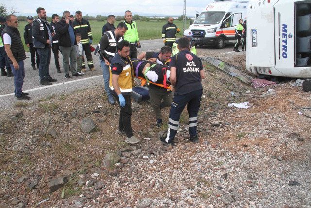 Konya'da can pazarı! Yolcu otobüsü devrildi: Çok sayıda yaralı var - Resim: 1
