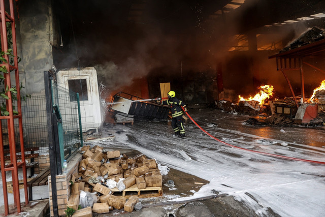 Mersin'de ses ve görüntü sistemleri üretilen fabrikada yangın çıktı - Resim: 1